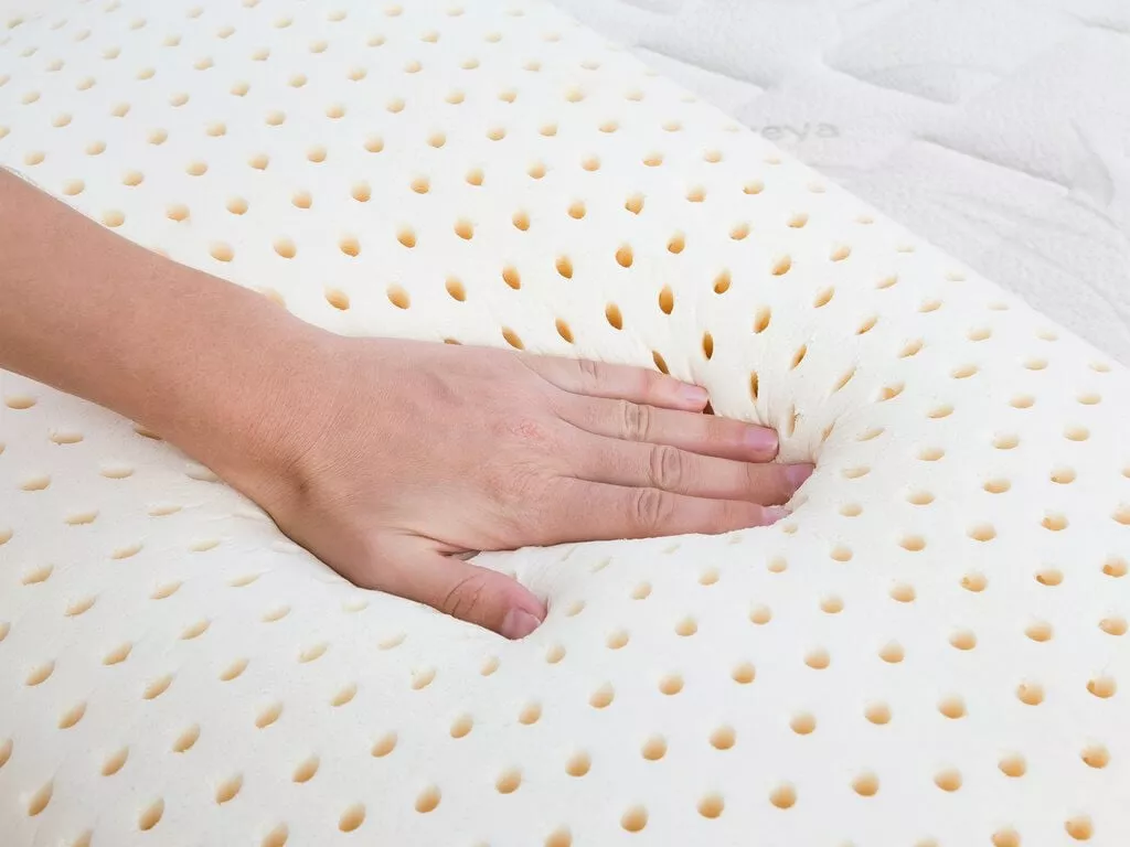 Mua nệm cao su 1m8 x 2m dựa trên khả năng đàn hồi và nâng đỡ