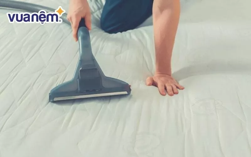 Vệ sinh nệm cao su định kỳ để tăng tuổi thọ
