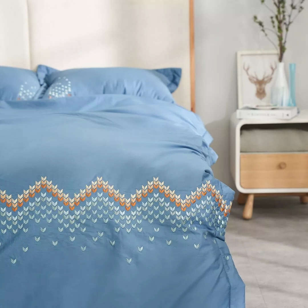 Bộ ga chun chăn chần Amando thêu cotton satin màu xanh - Ảnh 5