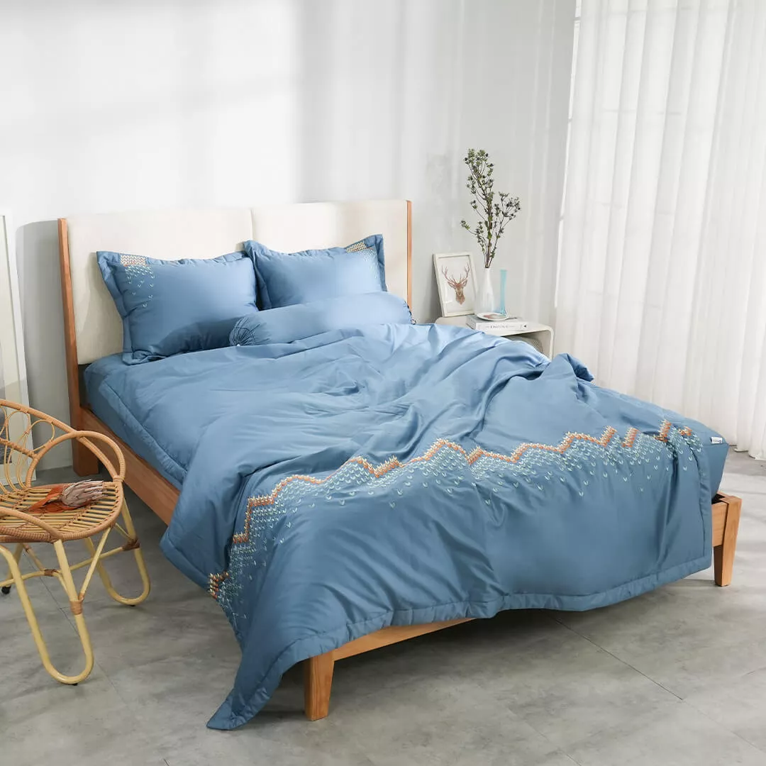 Bộ ga chun chăn chần Amando thêu cotton satin màu xanh - Ảnh 3