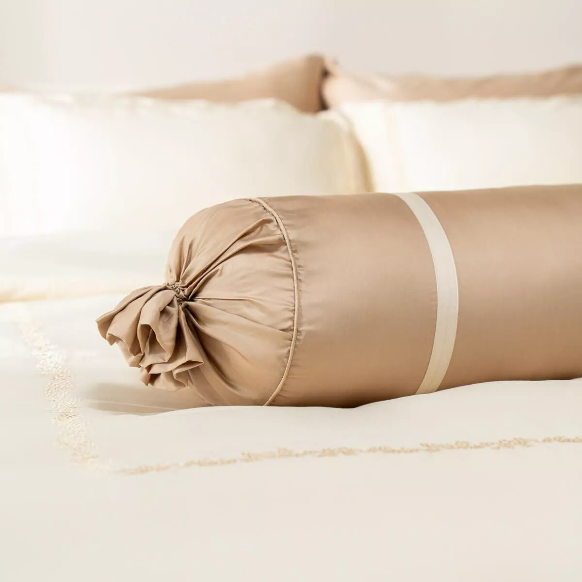 Bộ Chăn ga lụa tencel cao cấp Amando Soulmate 7 chi tiết màu Kem - Ảnh 5