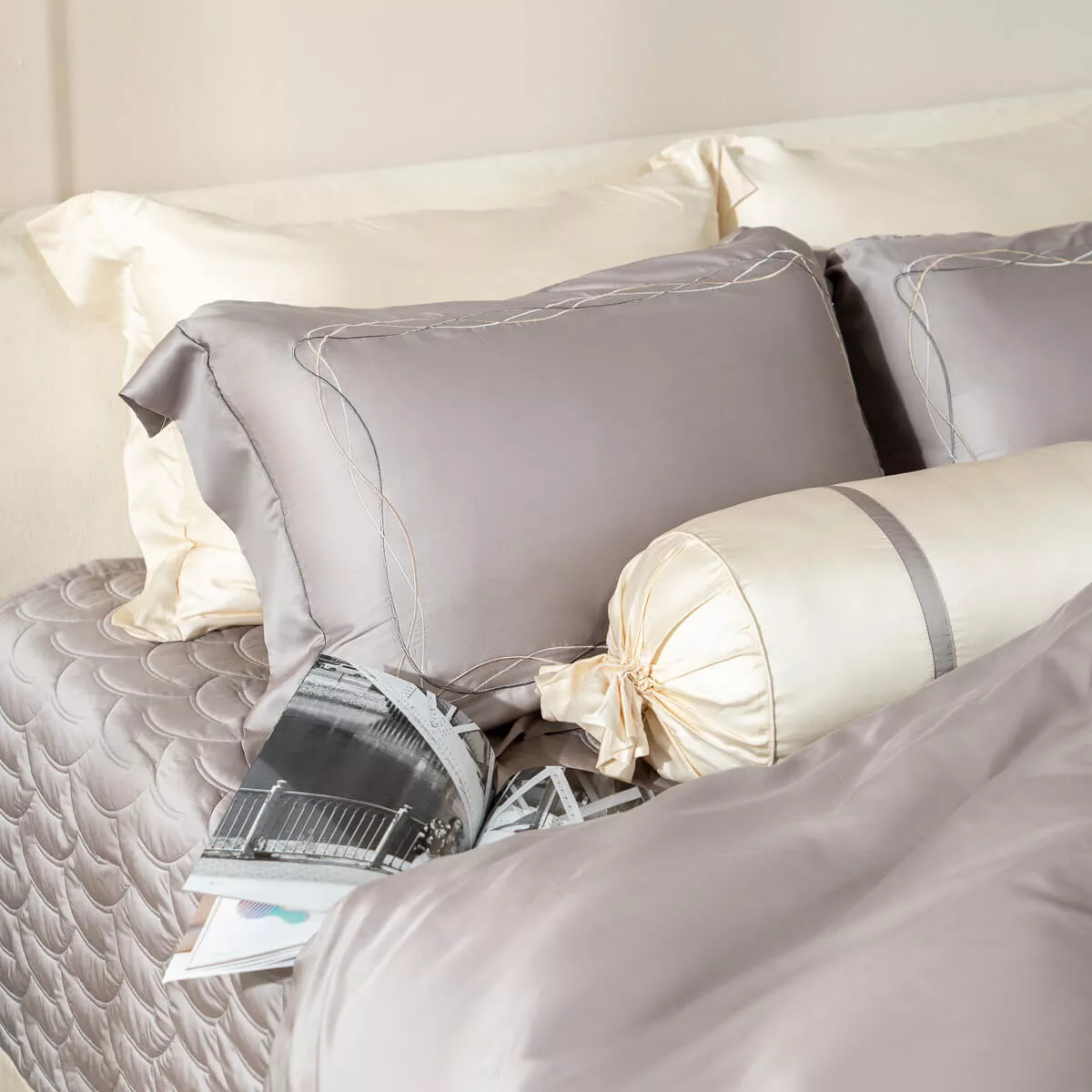 Bộ Chăn ga lụa tencel cao cấp Amando Soulmate 7 chi tiết màu Xám - Ảnh 2